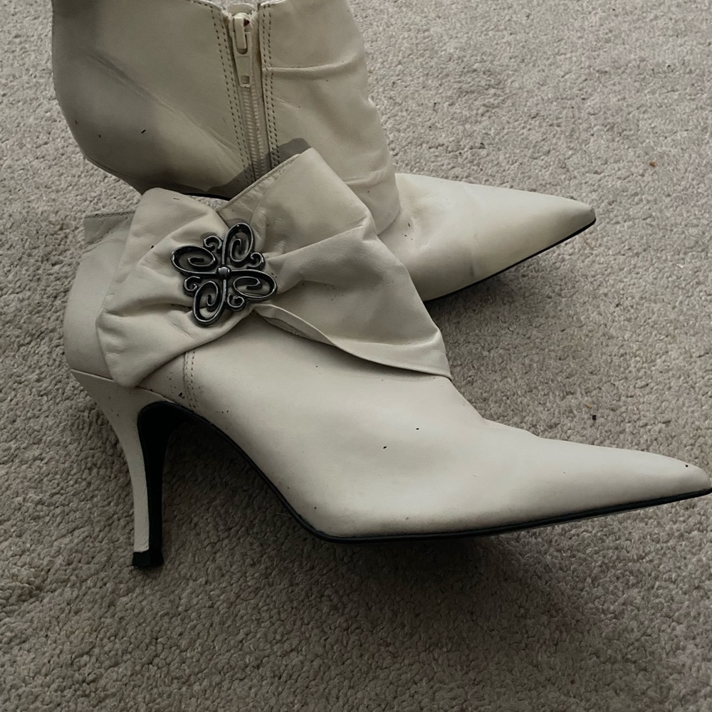 Size 8 white Aldo booties